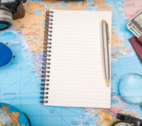 Bloc note devant carte monde