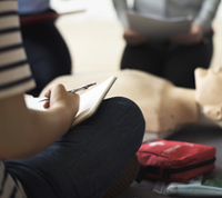 Etudiants assis avec cahier
