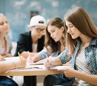 Groupe etudiants entrain de réviser