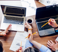 Personnes travaillant devant ordinateurs