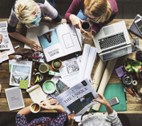 Personnes travaillant avec journaux