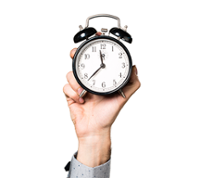 Horloge tenue dans une main