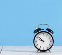 Horloge sur fond bleu