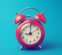 Horloge rouge sur fond bleu