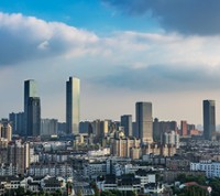 Vue d'une ville avec gratte-ciel
